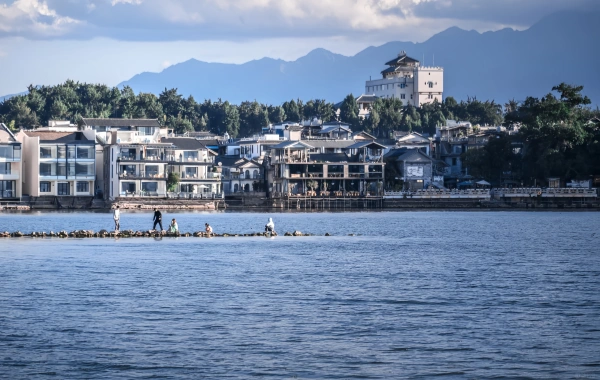 Shuanglong Ancient Town: A Carefree Journey from Erhai Fishing Village to the Art Peninsula