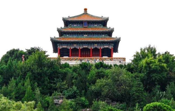 Jingshan Park: The central axis of the dragon vein overlooking the summit of the Forbidden City