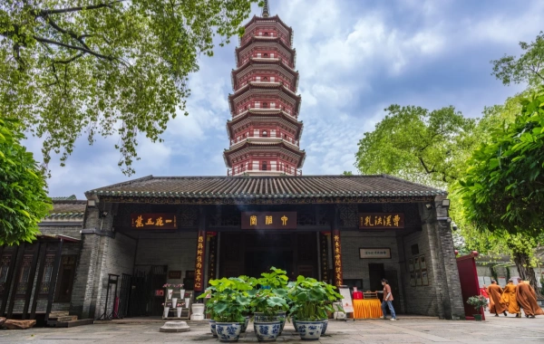 Templo de Liurong: Un viaje para descubrir el antiguo bosque Zen y la espectacular pagoda de flores