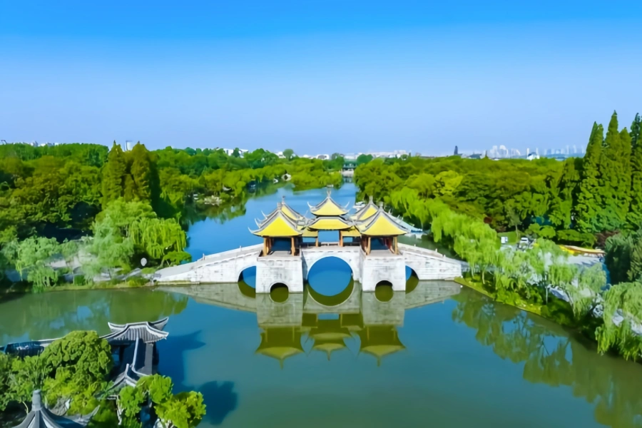 West Lake: A Journey through Oriental Aesthetics Immersed in a Pool of Emerald Water for a Thousand Years-3