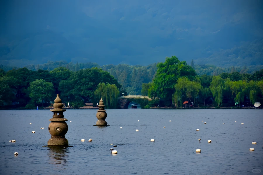 Three Pools Mirroring the Moon: A Garden-Making Journey from the Dredging Project of the Su Causeway to a Cultural Icon of West Lake