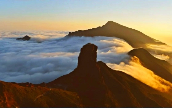 Fanjing Mountain: A Pilgrimage to the Sky City and Pure Land Above the Clouds-3