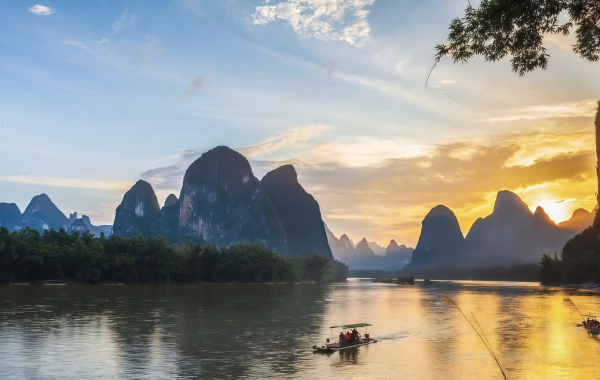 Reflection of Yellow Cloth:A Dreamlike Journey Through a Living Landscape Painting-4