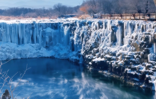 بحيرة جينغبو: A Journey of Ice and Fire on a Volcanic Barrier Lake