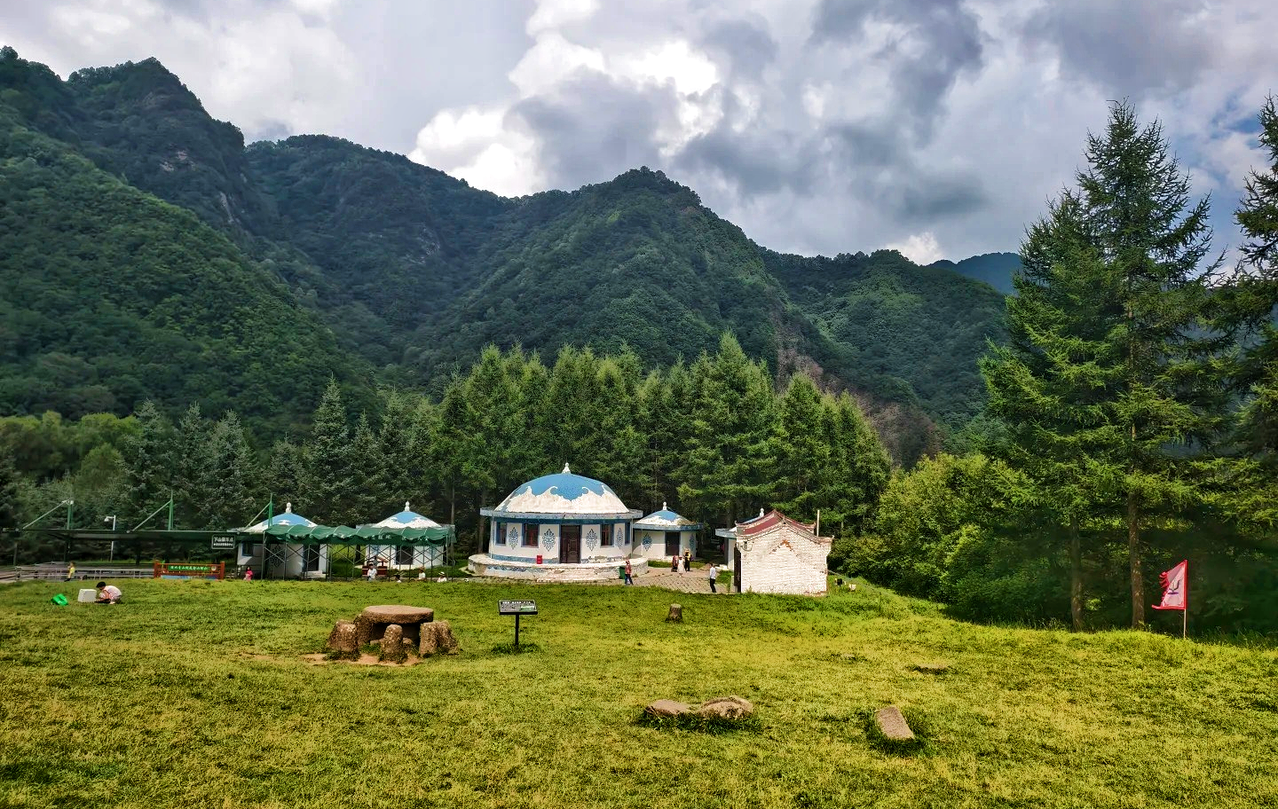 Liupanshan: A Journey into a Northwest Sanctuary Where Green and Red Intertwine