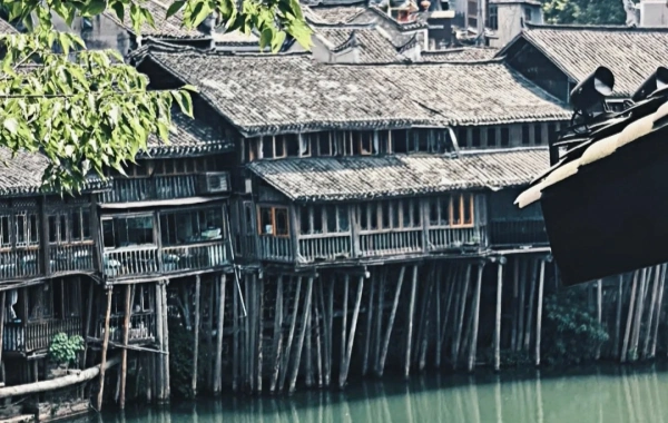 Phoenix Ancient Town:A Journey to